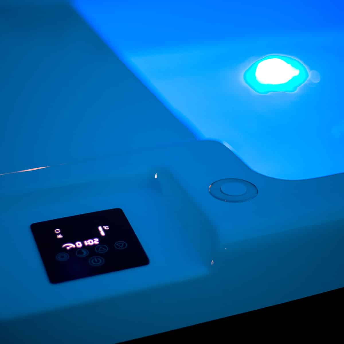 Iceland_cold_plunge-tub_computer_night Iceland_cold_plunge-tub_computer_night
